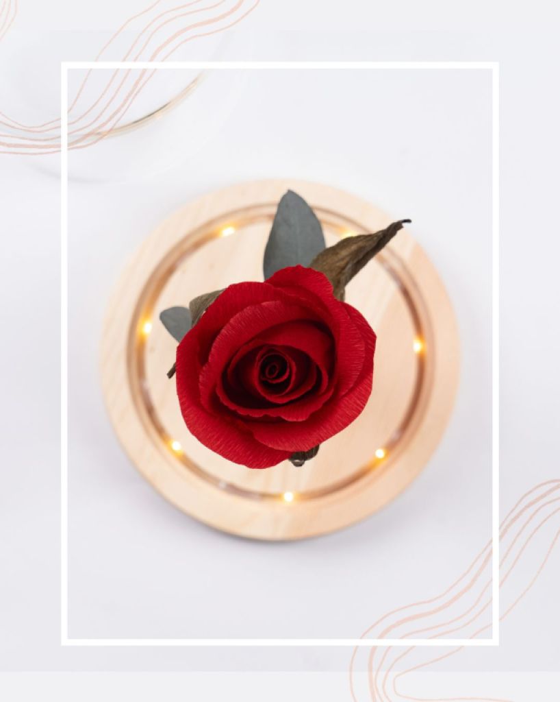 Ewige Papierrose unter Glaskuppel mit LED-Licht