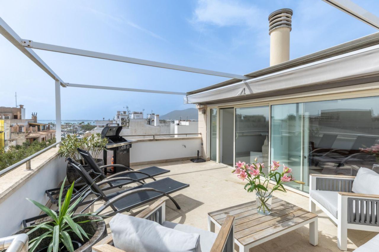 EXKLUSIV: Wohnhaus mit Ferienlizenz und Lokal in Puerto Alcudia