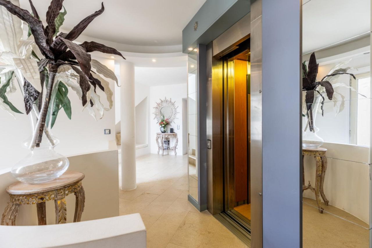 EXCLUSIVA: Casa residencial con licencia vacacional y local en Puerto Alcudia