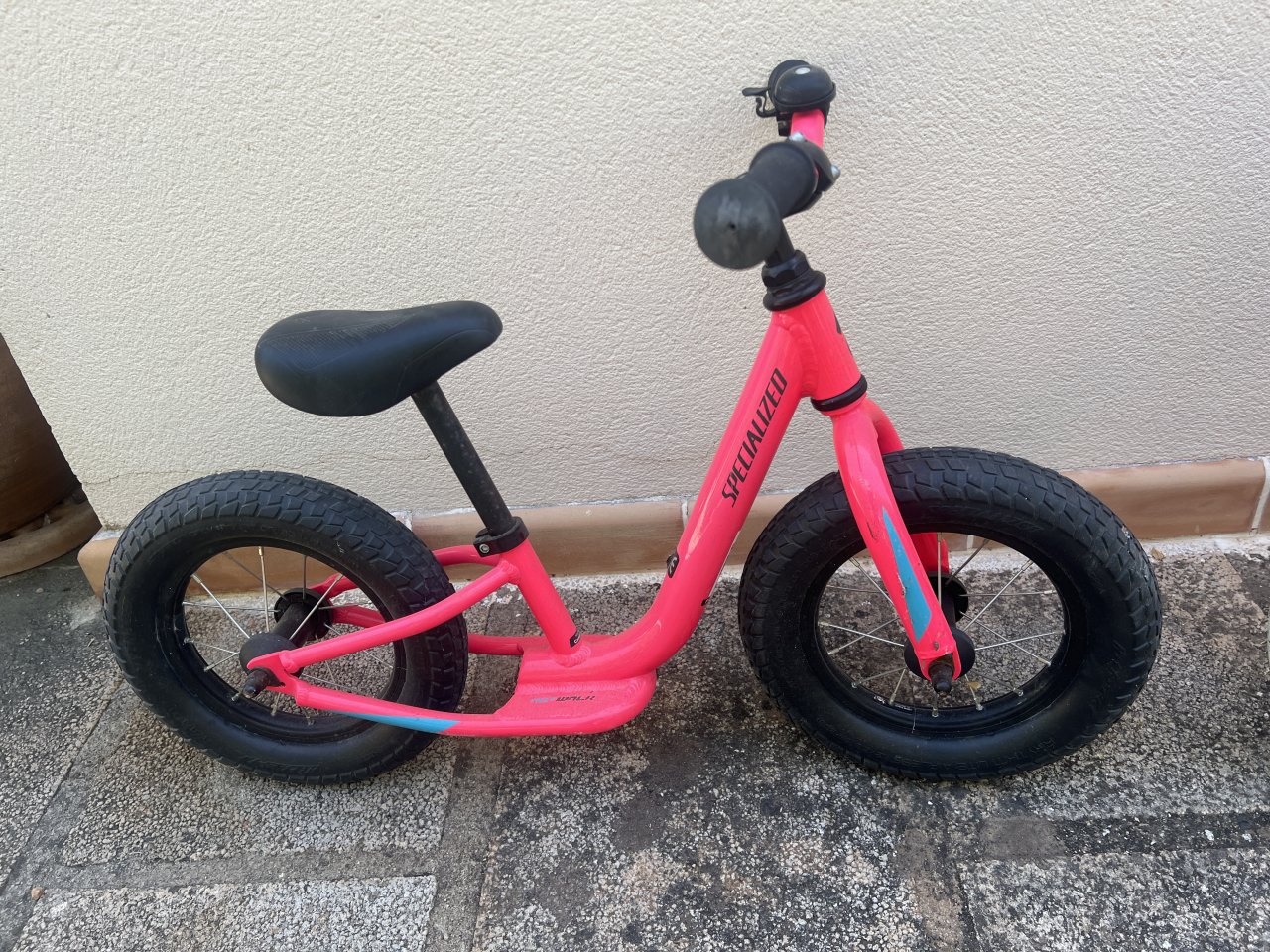 Fahrrad Specialized Hotwalk Kinderlaufrad Pink (Modell 2022)  Der perfekte Start in die Fahrradwelt