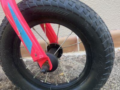 Fahrrad Specialized Hotwalk Kinderlaufrad Pink (Modell 2022)  Der perfekte Start in die Fahrradwelt