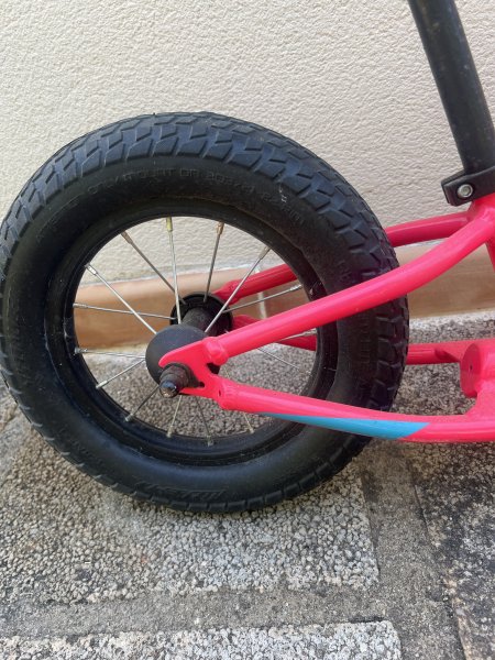 Fahrrad Specialized Hotwalk Kinderlaufrad Pink (Modell 2022)  Der perfekte Start in die Fahrradwelt