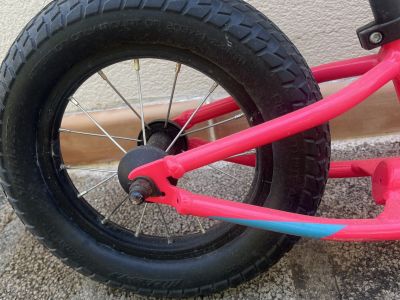 Fahrrad Specialized Hotwalk Kinderlaufrad Pink (Modell 2022)  Der perfekte Start in die Fahrradwelt