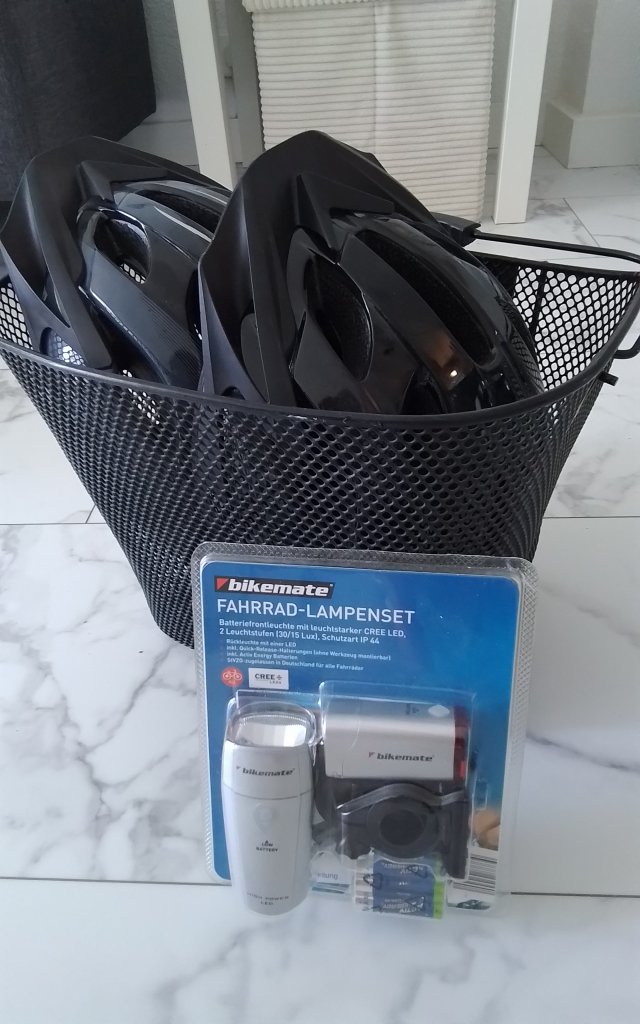Bicycle basket, 2 helmets and new light set