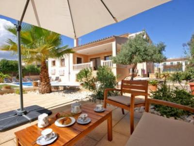 HOLIDAYS: Chalet with pool on the outskirts of Portocolom -- CH 02 FZ