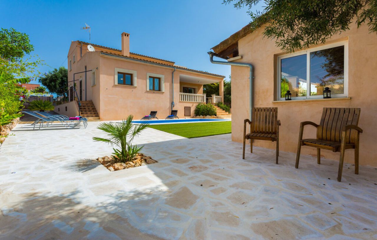 HOLIDAYS: Chalet with pool on the outskirts of Portocolom -- CH 02 FZ