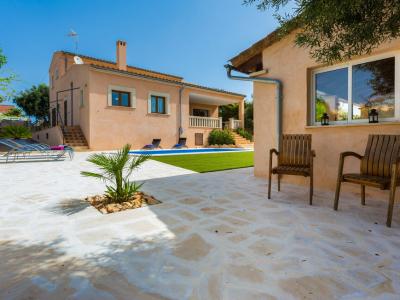 HOLIDAYS: Chalet with pool on the outskirts of Portocolom -- CH 02 FZ