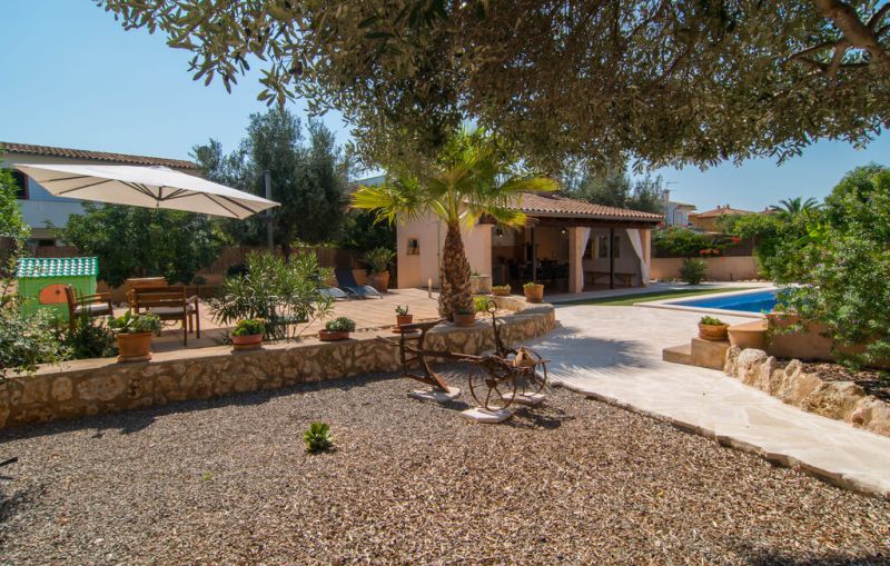 HOLIDAYS: Chalet with pool on the outskirts of Portocolom -- CH 02 FZ