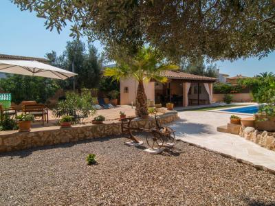 HOLIDAYS: Chalet with pool on the outskirts of Portocolom -- CH 02 FZ