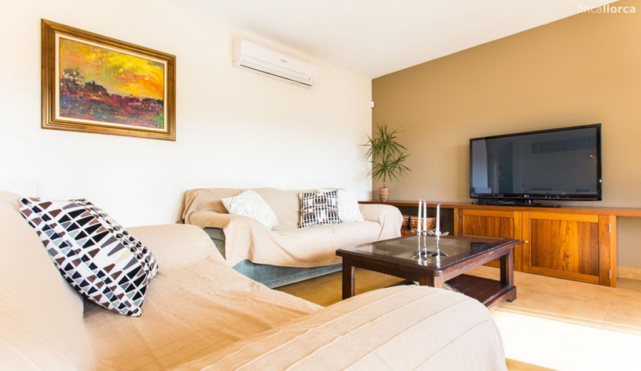 HOLIDAYS: Chalet with pool on the outskirts of Portocolom -- CH 02 FZ