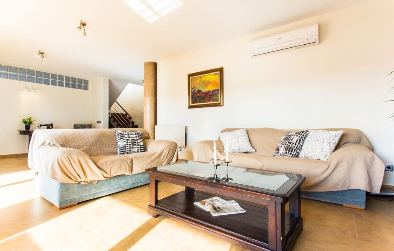 HOLIDAYS: Chalet with pool on the outskirts of Portocolom -- CH 02 FZ