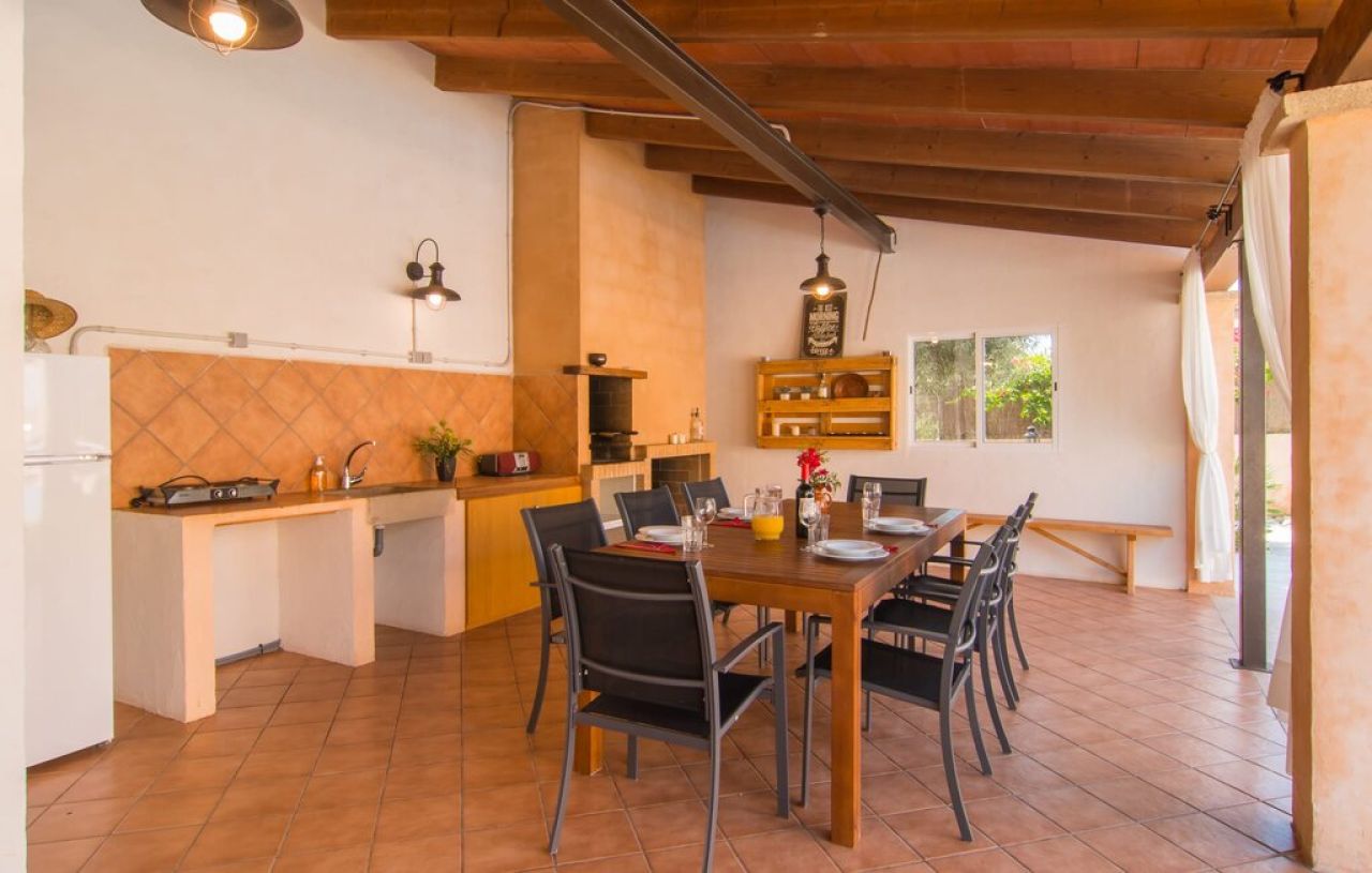 HOLIDAYS: Chalet with pool on the outskirts of Portocolom -- CH 02 FZ