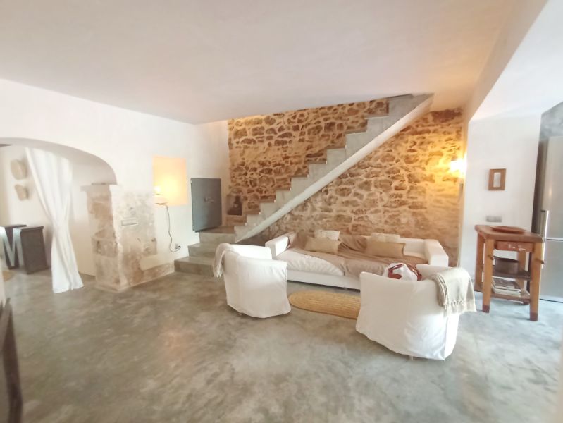 Ferienvermietung eines schönen Dorhauses mit Innenhof und Terrasse in Es LLombards --- DH 12 FZ