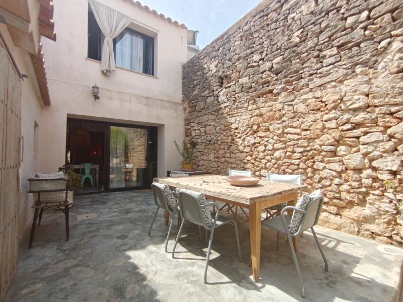 Ferienvermietung eines schönen Dorhauses mit Innenhof und Terrasse in Es LLombards --- DH 12 FZ