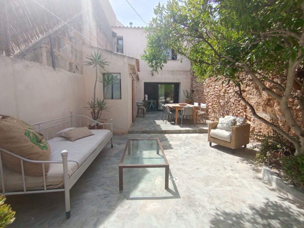 Ferienvermietung eines schönen Dorhauses mit Innenhof und Terrasse in Es LLombards --- DH 12 FZ