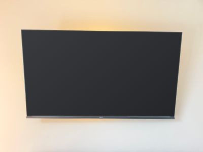 Fernseher Hisense 55 Zoll QLED 4K mit Wandhalterung
