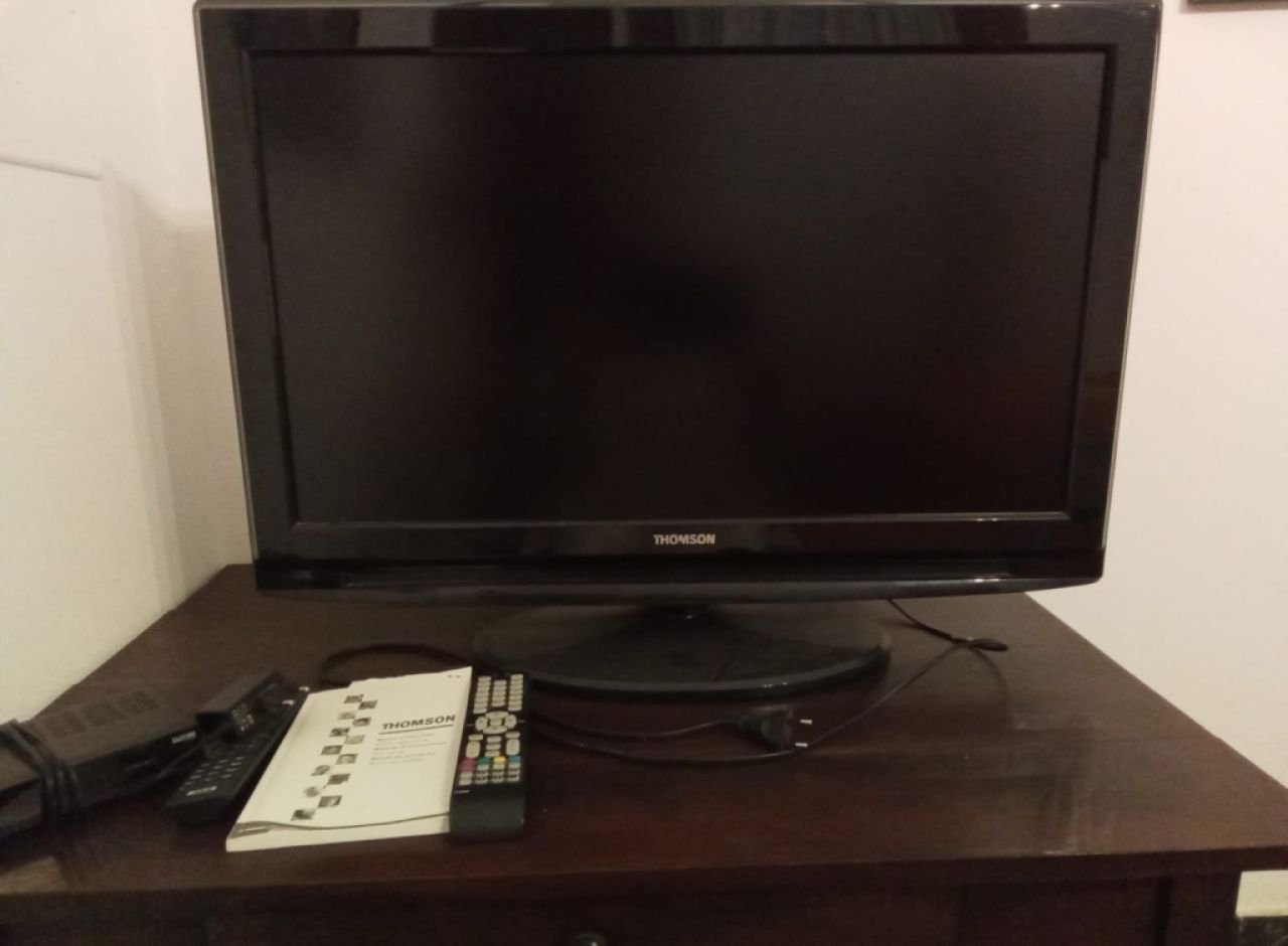 Fernseher Marke Thomson mit Receiver und Fernbedienung