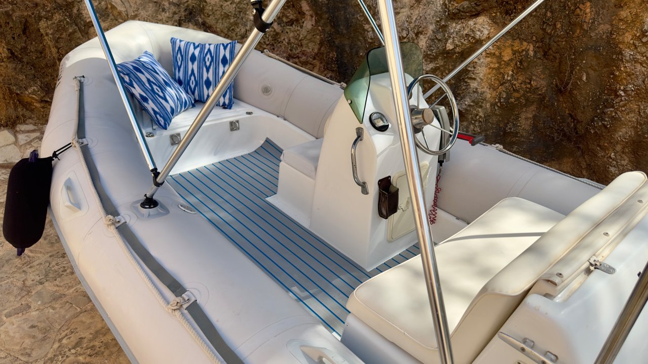 Festpreis. ZODIAC Sportboot top gepflegt 90 PS inkl. 600 KG Anhänger