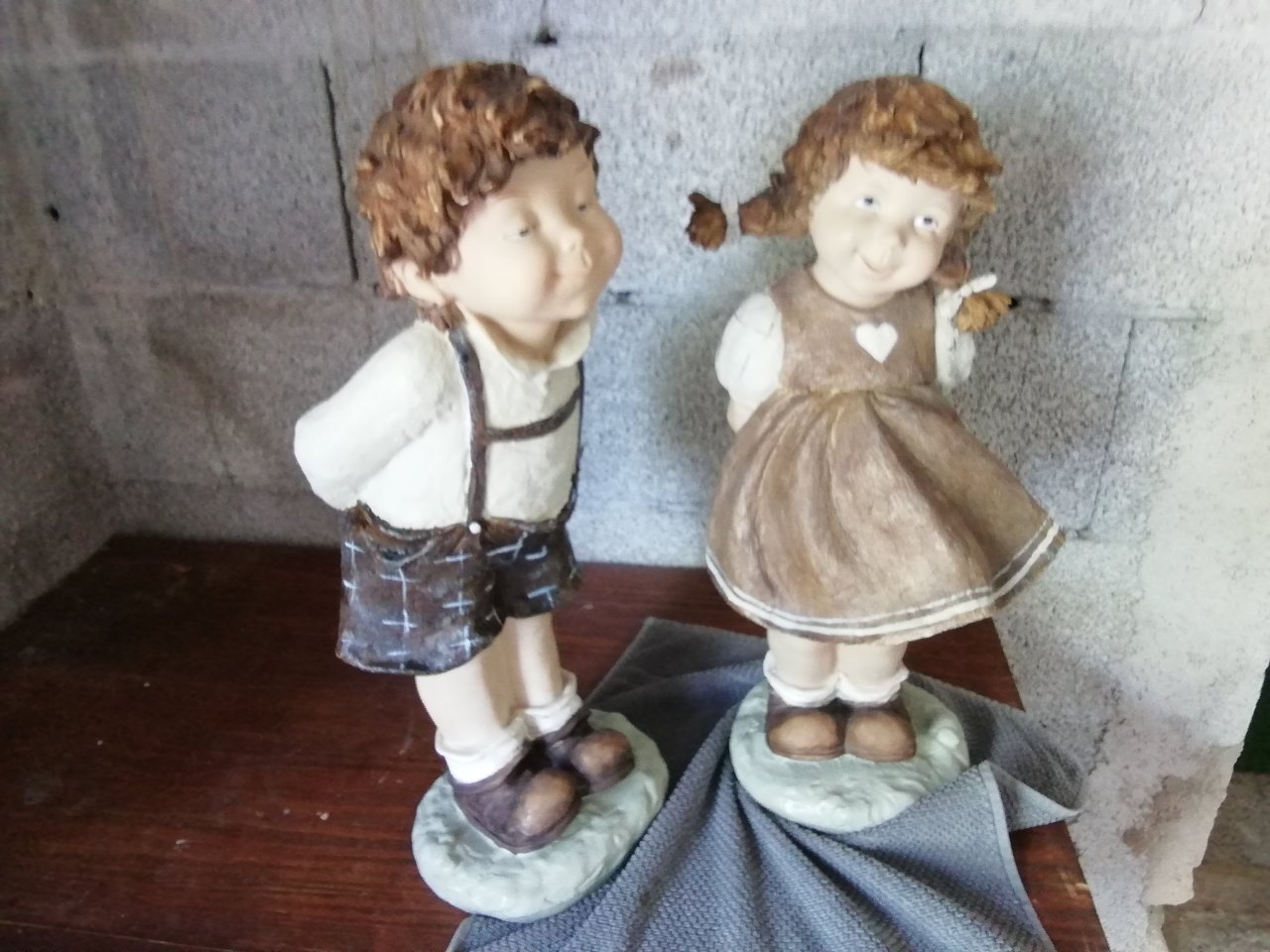 Figuren aus Steingut