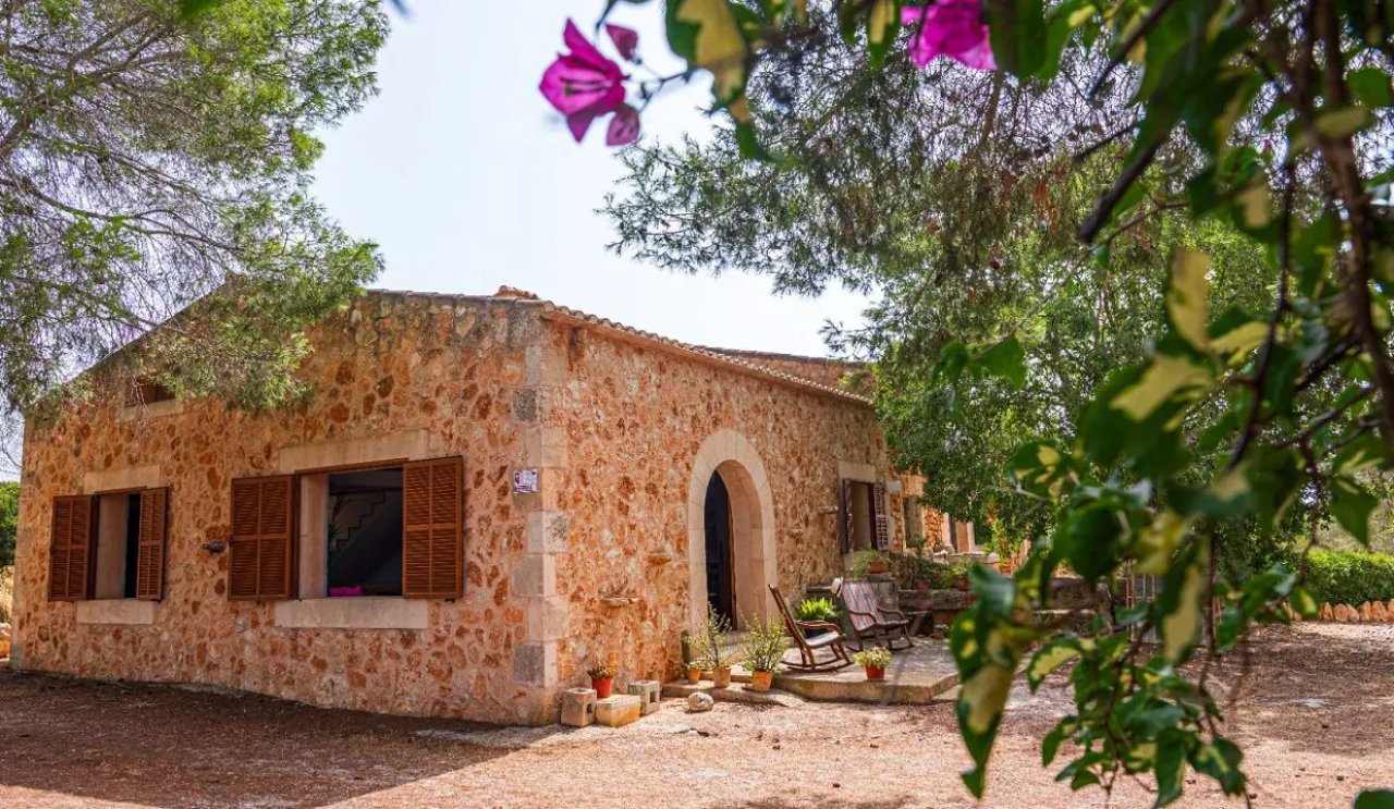 Finca with large plot and expansion potential near Campos