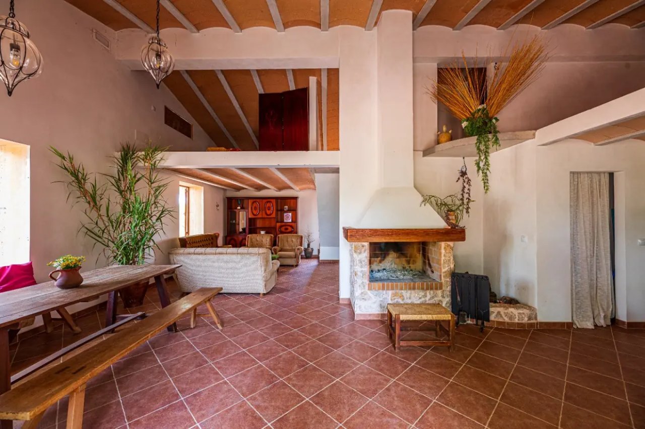 Finca with large plot and expansion potential near Campos