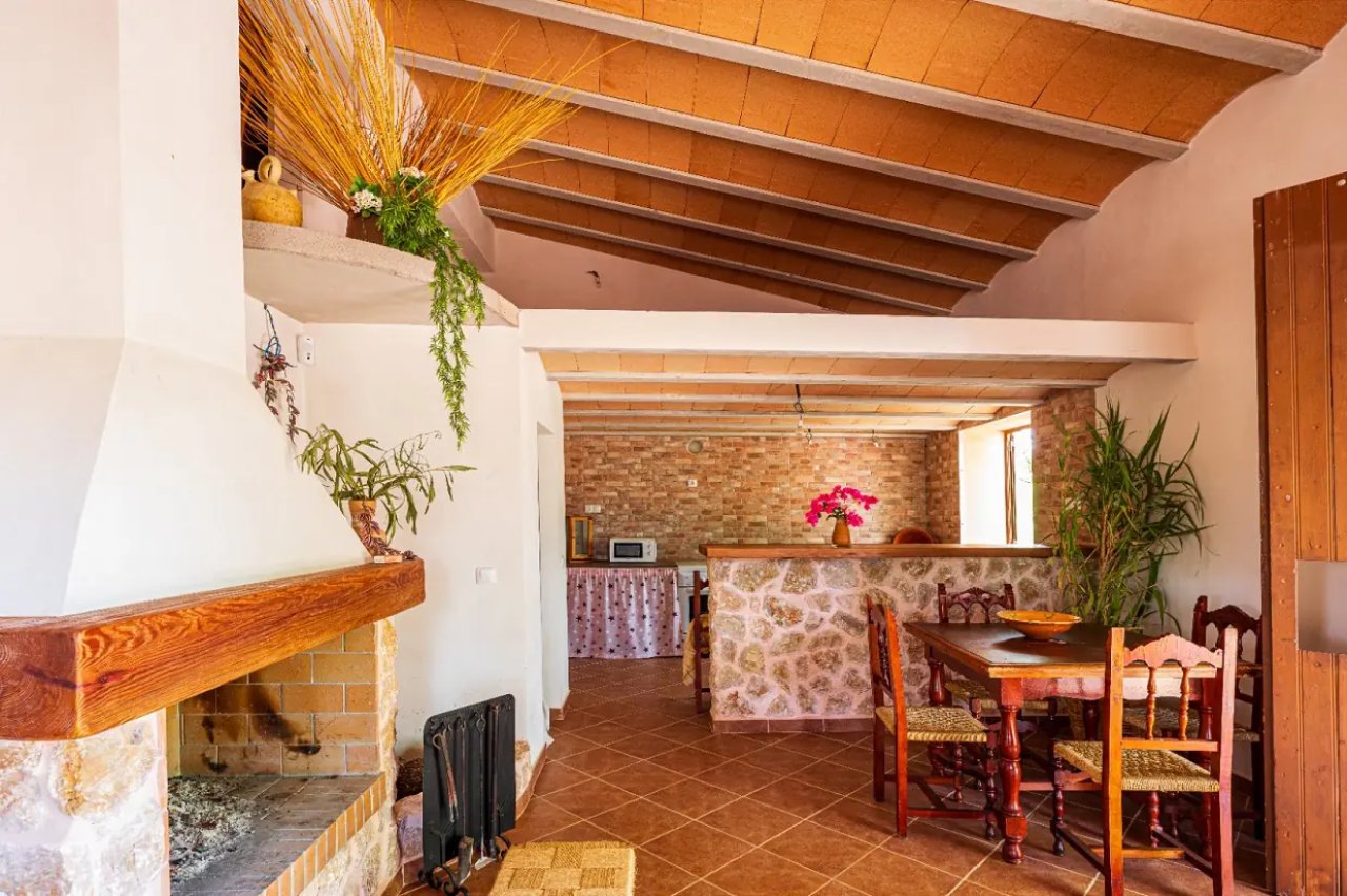 Finca with large plot and expansion potential near Campos