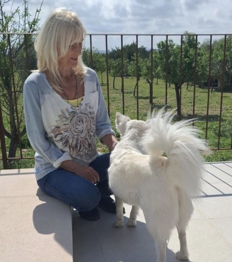 Finca with heating sought by a quiet woman and her beloved small dog, in a peaceful location