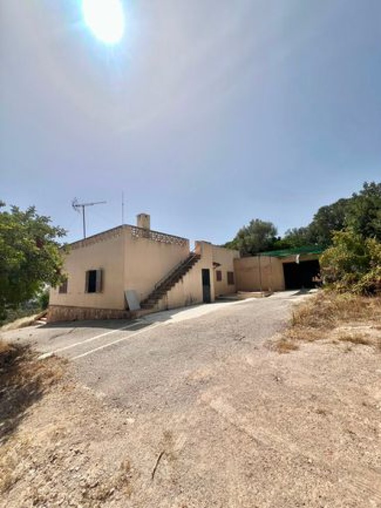 Finca mit viel Grund - nähe Palma !