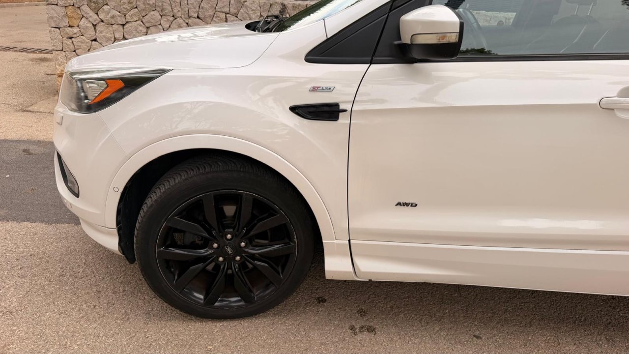 Ford Kuga Diesel (2017) Weiß  ITV 11/2027  Zahnriemen & Injektoren NEU  AHK in CR für VHB 10.900 €