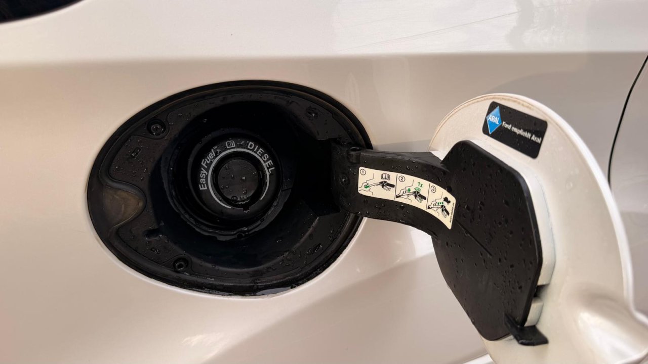 Ford Kuga Diesel (2017) Weiß  ITV 11/2027  Zahnriemen & Injektoren NEU  AHK in CR für VHB 10.900 €