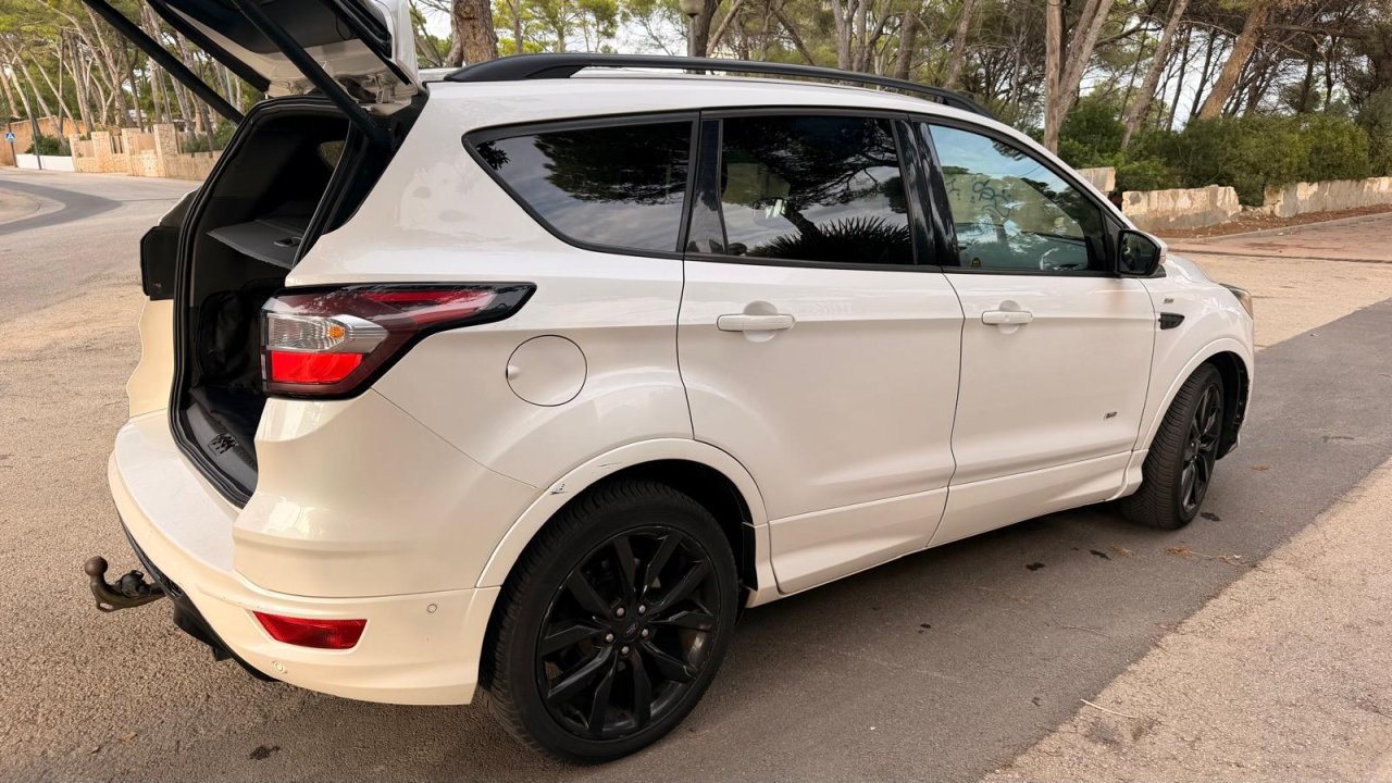 Ford Kuga Diesel (2017) Weiß  ITV 11/2027  Zahnriemen & Injektoren NEU  AHK in CR für VHB 10.900 €