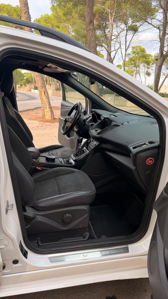Ford Kuga Diesel (2017) Weiß  ITV 11/2027  Zahnriemen & Injektoren NEU  AHK in CR für VHB 10.900 €