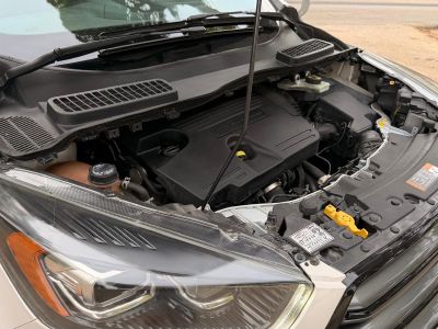 Ford Kuga Diesel (2017) Weiß  ITV 11/2027  Zahnriemen & Injektoren NEU  AHK in CR für VHB 10.900 €