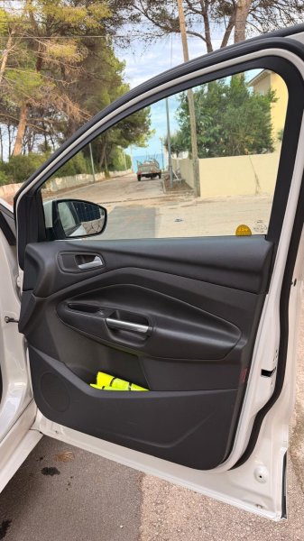 Ford Kuga Diesel (2017) Weiß  ITV 11/2027  Zahnriemen & Injektoren NEU  AHK in CR für VHB 10.900 €