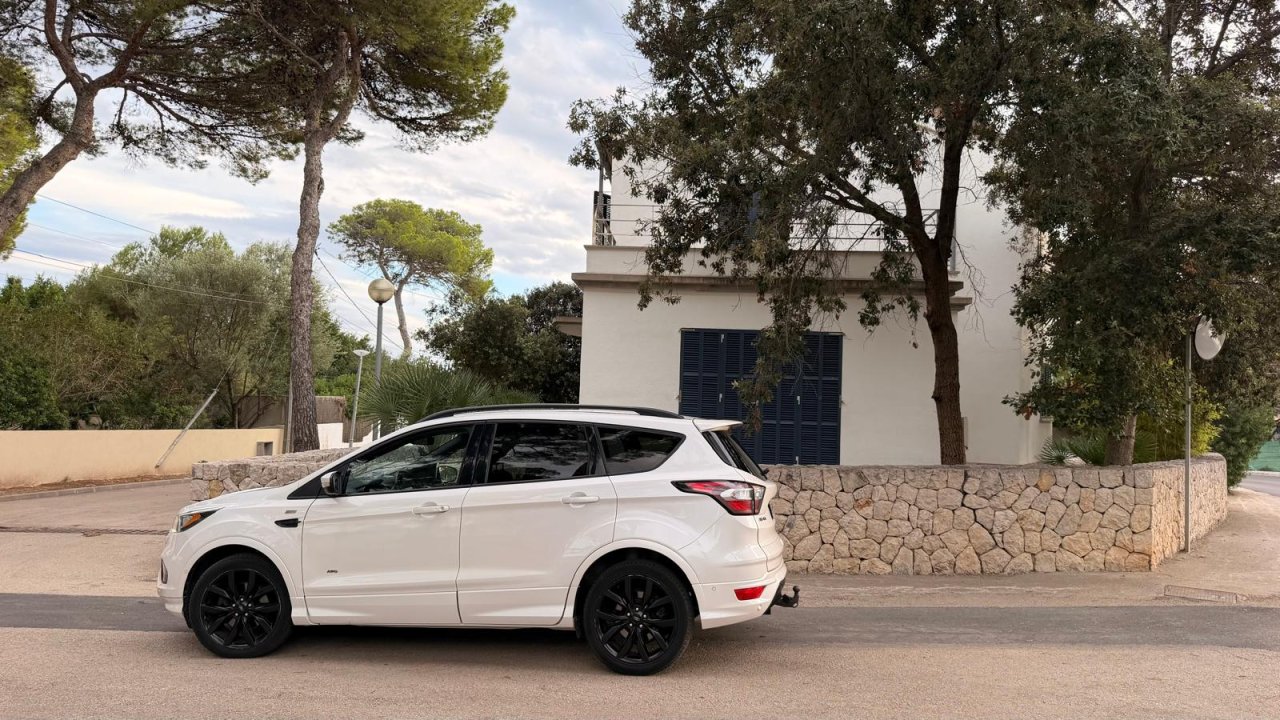 Ford Kuga Diesel (2017) Weiß  ITV 11/2027  Zahnriemen & Injektoren NEU  AHK in CR für VHB 10.900 €