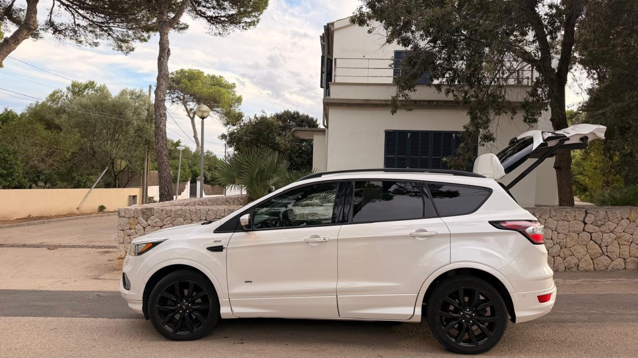 Ford Kuga Diesel (2017) Weiß  ITV 11/2027  Zahnriemen & Injektoren NEU  AHK in CR für VHB 10.900 €