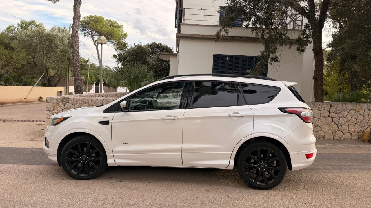 Ford Kuga Diesel (2017) Weiß  ITV 11/2027  Zahnriemen & Injektoren NEU  AHK in CR für VHB 10.900 €