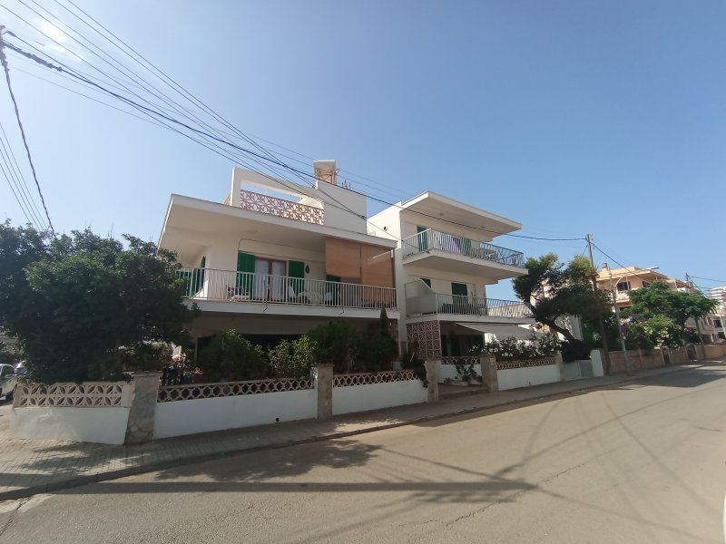 Available from Sept 27 / Season: Ground-floor apartment with terraces near the coast of Colonia St Jordi --AP 07 T
