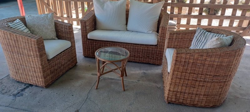 Garten-Set aus natürlichem Korbgeflecht.