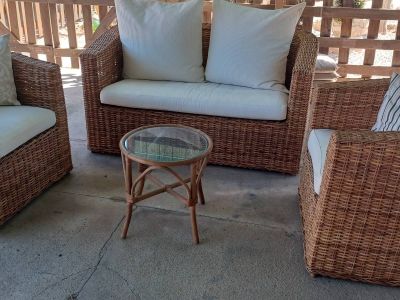 Garten-Set aus natürlichem Korbgeflecht.