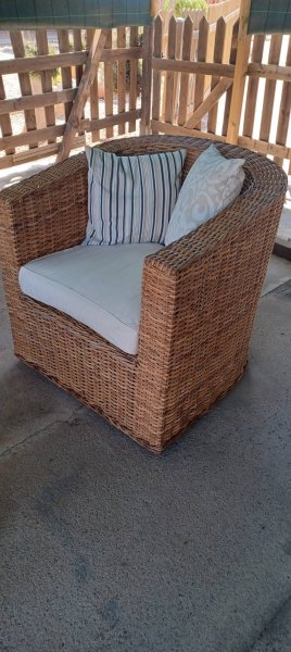 Garten-Set aus natürlichem Korbgeflecht.