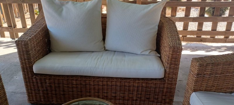 Garten-Set aus natürlichem Korbgeflecht.