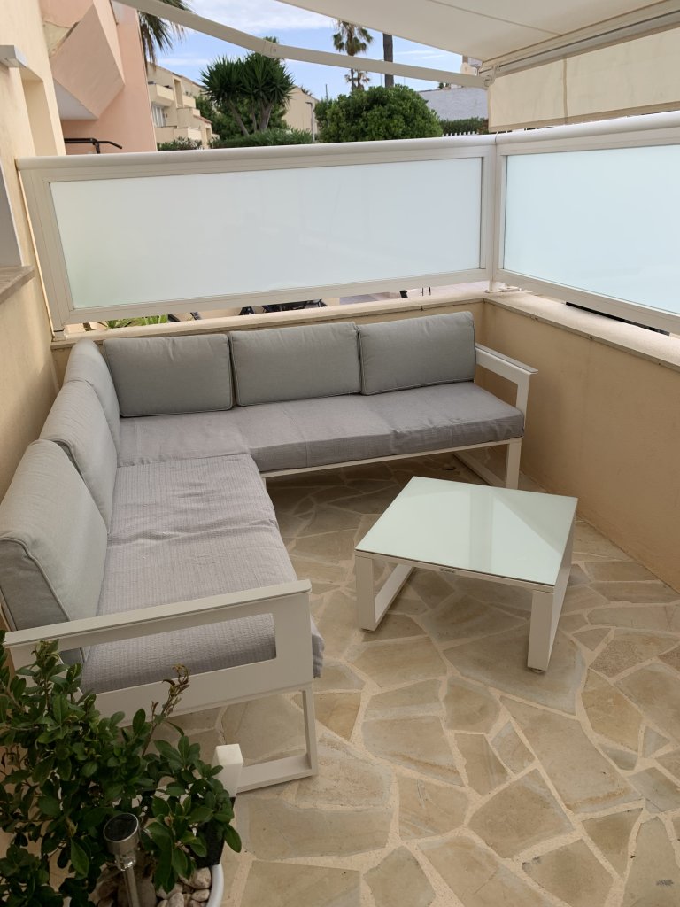 Esquinera de jardín con mesa y taburete en venta