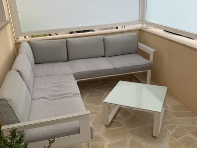 Esquinera de jardín con mesa y taburete en venta