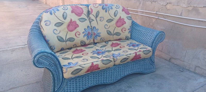 Gartensofa aus natürlichem Rattan.