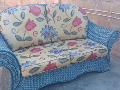 Gartensofa aus natürlichem Rattan.