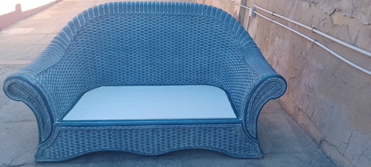 Gartensofa aus natürlichem Rattan.