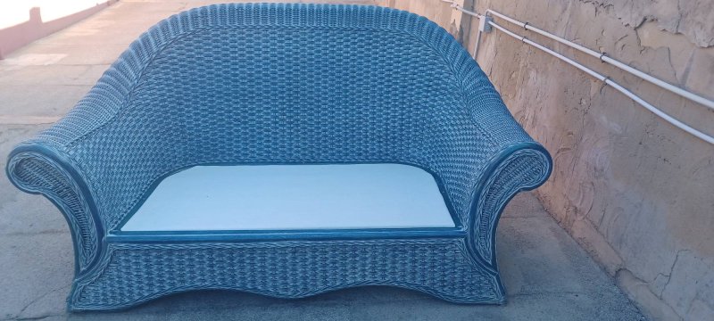 Gartensofa aus natürlichem Rattan.