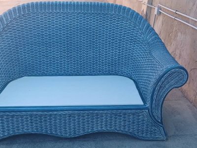 Gartensofa aus natürlichem Rattan.