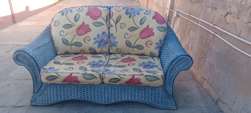 Gartensofa aus natürlichem Rattan.